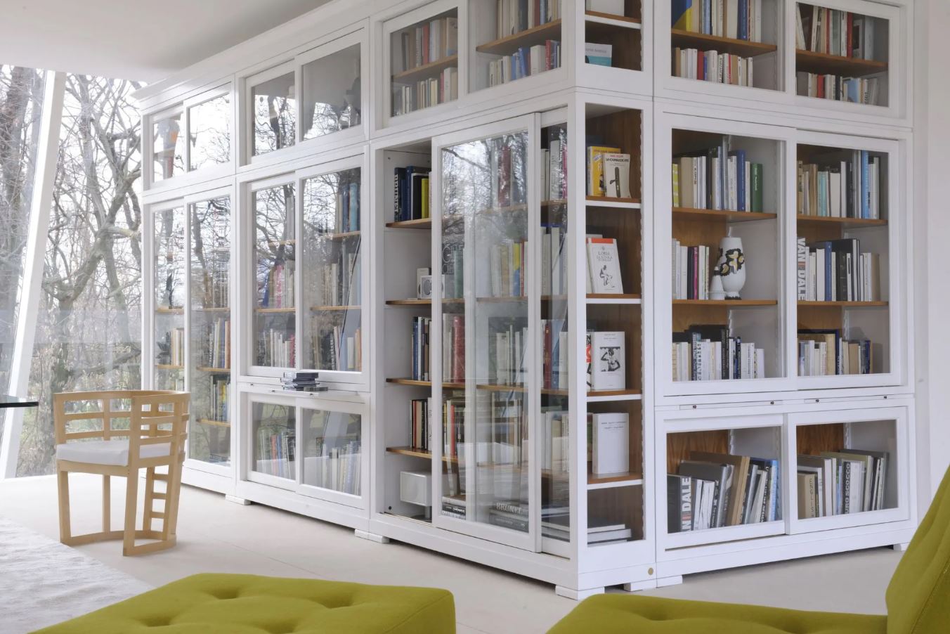 маленький книжный шкаф со стеклянными дверцами