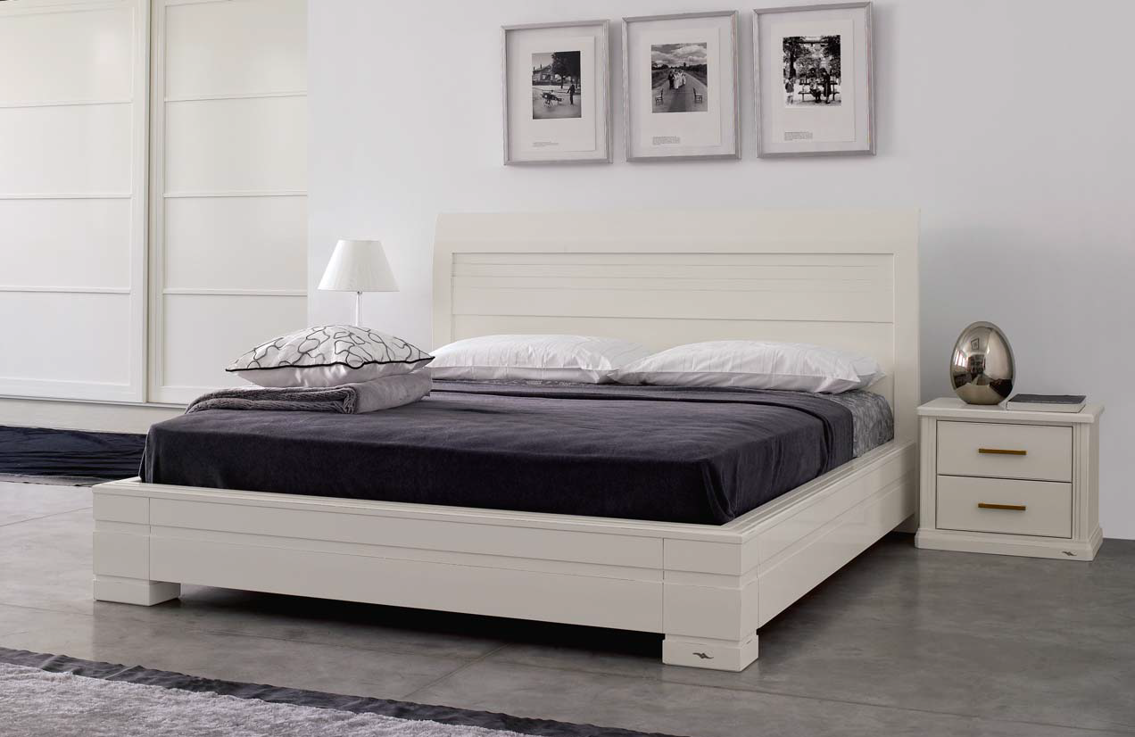 Кровать двуспальная из дерева белая