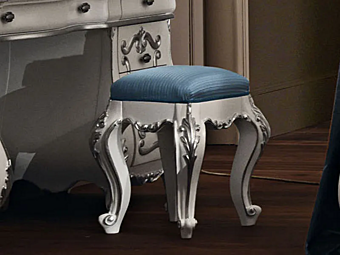 Обитый пуф из ткани MODENESE GASTONE 11524 Обитый пуф из ткани MODENESE GASTONE 11524 фабрика MODENESE GASTONE из Италии