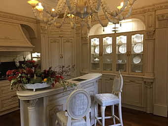 Кухня с островом из древесины коллекции Desiderio Martini Interiors Кухня с островом из древесины коллекции Desiderio Martini Interiors фабрика MARTINI INTERIORS из Италии