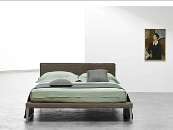 Двуспальная кровать с мягкой спинкой из дерева с квилтированной обивкой Casamania & Horm Ebridi фабрика Casamania & HORM из Италии