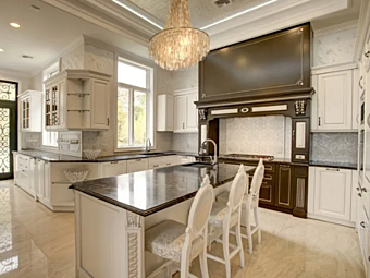 Кухня из дерева с островом Tosca Martini Interiors фабрика MARTINI INTERIORS из Италии