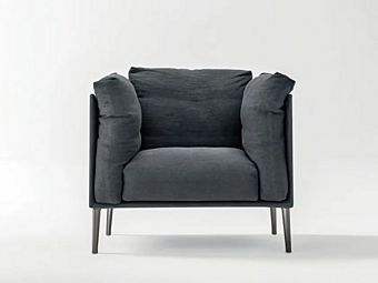 Обитое кресло с подлокотниками NOVAMOBILI Kubi фабрика NOVAMOBILI из Италии