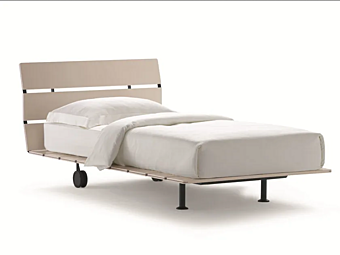 Односпальная деревянная кровать с мягкой спинкой Flou Tadao фабрика Flou из Италии