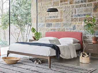 Двуспальная кровать с обитой спинкой из ткани NOVAMOBILI SIRI фабрика NOVAMOBILI из Италии