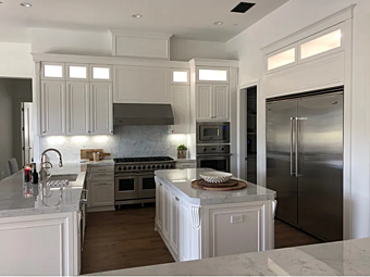 Кухня из массива дерева с островом и ручками Martini Interiors Bakersfield Кухня из массива дерева с островом и ручками Martini Interiors Bakersfield фабрика MARTINI INTERIORS из Италии
