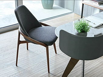 Кресло с обитой спинкой из ткани и каркасом из канадского ореха BertO Jackie фабрика BertO из Италии