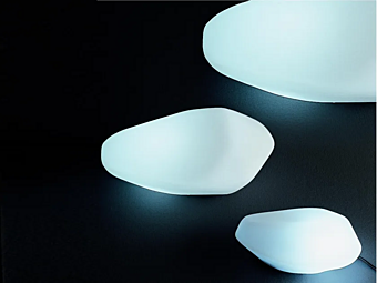 LED уличная настольная лампа из полиэтилена OLICE Stones 207 208 215 фабрика Oluce из Италии