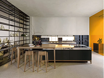 Кухня с островом без ручек из материала Euromobil  Sei фабрика Euromobil из Италии