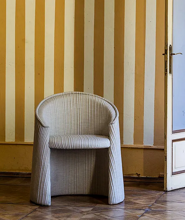 Кресло с обивкой из ткани и подлокотниками Moroso Husk 001 фабрика Moroso из Италии. Фото №4