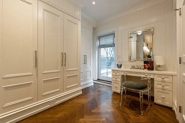 Шкаф из массива дерева с обитой панелью на заказ Martini Interiors Chicago фабрика MARTINI INTERIORS из Италии. Фото №2
