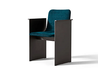 Кресло с обивкой из ткани и подлокотниками CASSINA Flutz Кресло с обивкой из ткани и подлокотниками CASSINA Flutz фабрика CASSINA из Италии