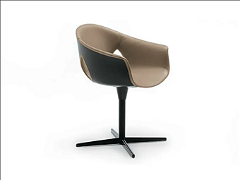 Кресло с подлокотниками из кожи с 4-спицевой основой POLTRONA FRAU Ginger Ale фабрика POLTRONA FRAU из Италии