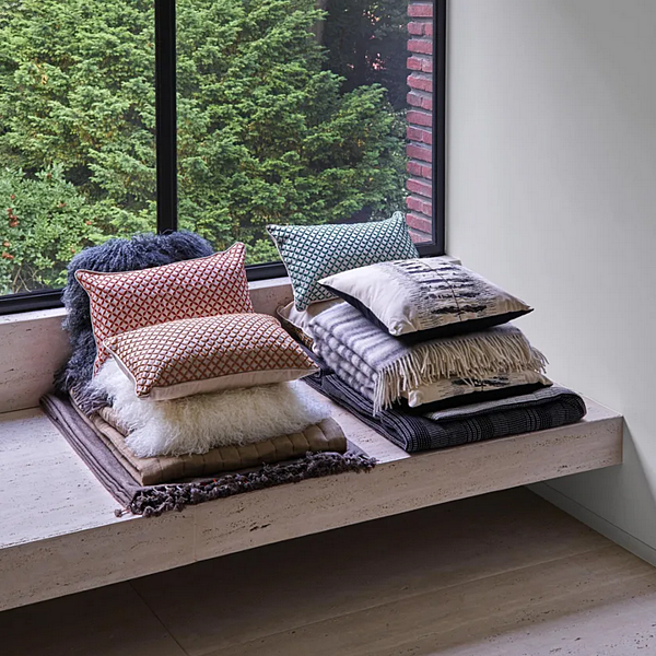 Прямоугольная подушка из хлопка и льна LIGNE ROSET MOTIF ALVOR 11020402-11020403 фабрика LIGNE ROSET из Италии. Фото №4